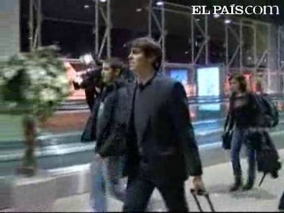 El Real Madrid ya está en Barcelona, donde este domingo se enfrentará al eterno rival. Los merengues han llegado al aeropuerto arropados por cientos de aficionados.