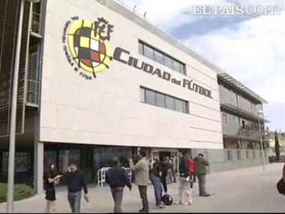 La Federación Española de Fútbol, alertada por la UEFA, ha abierto expediente a varios futbolistas profesionales españoles por su presunta implicación en apuestas de partidos en los que ellos mismos participaban. Se continúa investigando el caso que se encuentra en la Fiscalía General del Estado. Por ahora, no hay clubes implicados.