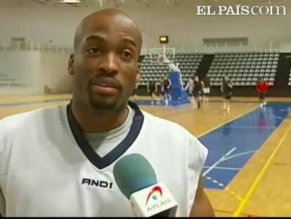 Obligado por la distancia a seguir las noticias sobre su país a través de Internet y la televisión, Robert Joseph, nacido en Puerto Príncipe hace 31 años y pívot del CB Cornellà, revive la misma pesadilla cada día. Asegura que todos sus familiares están "gracias a Dios bien pero he perdido algunos amigos". Desde su club, el Cornellà, el sexto equipo español en el que juega tras su paso por Menorca, Ferrol, Alcudia, Muro y Coruña, le echarán una mano.