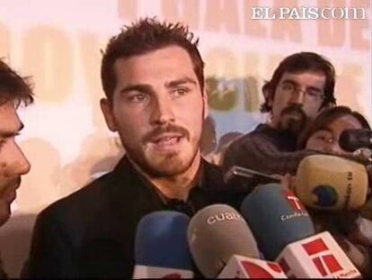 Casillas se dio ayer un baño de masas en Guadalajara, donde recibió el premio al deportista nacional más destacado por su valores deportivos y humanos en la I Gala del Deporte de Guadalajara.Allí, Iker comentó la prima de 935.000 euros por el doblete que se pactó el miércoles. "La gente puede opinar, pero una cosa que pasa en un despacho no va a hacer que ganemos o no un campeonato. Hay que centrarse en ganar, lo demás es secundario".