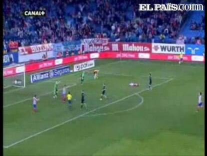 El árbitro Mateu Lahoz pita una pena máxima a favor de los rojiblancos pese a que Jurado cae a un metro del área del equipo cántabroequipo