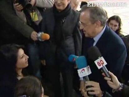 El presidente del Real Madrid asitió a uno de los entrenamientos que las internas realizan en el pabellón deportivo del centro penitenciario de Alcalá Meco. Pérez estuvo acompañado de la secretaria general de Instituciones Penitenciarias, Mercedes Gallizo. Allí presenció uno de los entrenamientos que realizan en el pabellón deportivo del centro. Tras ello se acercó a saludarlas, les repartió 'pins' con el escudo del Club y se fotografió con algunas de las reclusas, que le reclamaron que la próxima vez fuera acompañado de Cristiano Ronaldo.