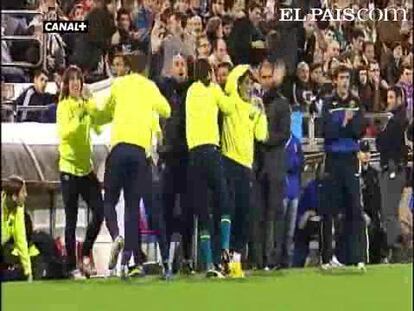 Guardiola bromea con un aficionado del Zaragoza durante el partido del pasado domingo.