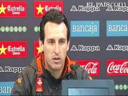 El clásico Madrid-Barça parece copar hoy las conversaciones de los españoles. Aseguran que quien gane esta noche tiene ya prácticamente la Liga en el bolsillo. Pero no todos parecen pensar igual. Esta mañana el entrenador del Valencia, Unai Emery, aseguraba que si ve el partido "va a ser de casualidad"."Nuestro acontecimiento no está ni en Coruña, ni en Pamplona, ni en Madrid. A nosotros nos interesa los rivales directos ahora mismo y es el Mallorca nuestra máxima preocupación Si veo el partido hoy va a ser de casualidad. Primero antepondré trabajar lo máximo viendo al Mallorca, viendo partidos nuestros, el último que hemos jugado remirarlo, para sacar conclusiones, y si veo el Madrid-Barça va a ser porque me da tiempo", añadía Emery.