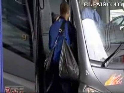 A esta hora el Barcelona lleva ya varias horas de viaje en autobús rumbo a Milán. La caótica situación en los aeropuertos también ha afectado a los azulgrana. Esta mañana se ha preparado el desplazamiento a toda prisa en dos autobuses: uno para la plantilla, otro para cuerpo técnico y directivos, con dos conductores en cada uno de ellos. Las largas horas de viaje quizás se les hagan más cortas con todas las comodidades de las que disponen en el interior del autobús. El viaje se va a hacer en dos tramos: hoy pasarán la noche en Cannes y mañana afrontarán los últimos trescientos kilómetros hasta Milán. En el Barça no se quejan.