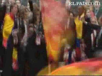 La plantilla del Atlético de Madrid celebra el título con su afición