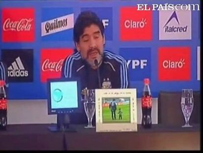 El seleccionador argentino, Diego Maradona, ha afirmado que Messi está haciendo méritos para entrar en la historia del fútbol. "Cada uno hace lo que puede para entrar en la historia futbolística y Leo lo está haciendo perfectamente", aseguró.En rueda de prensa en la localidad sudafricana de Pretoria, el técnico mostró su confianza en que el delantero del Barcelona será decisivo. "Estamos al lado de él para que nos ponga la guinda del pastel para un equipo que luchará para que pueda definir el partido", concluyó. Todo sobre el <strong><a href="http://www.elpais.com/deportes/futbol/mundial/">Mundial de Fútbol</a></strong>