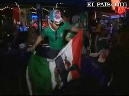 Las aficiones de Sudáfrica y México ya calientan motores. Se estrenan el viernes y ambas son muy optimistas. Pero no son las únicas que le dan color a Johannesburgo. Dos de las favoritas ya se hacen oír, como es el caso de los seguidores de Argentina y Brasil. En otras sedes del Mundial también se podrá vivir la pasión del fútbol en 3D. Todo sobre el <strong><a href="http://www.elpais.com/deportes/futbol/mundial/">Mundial de Fútbol</a></strong>
