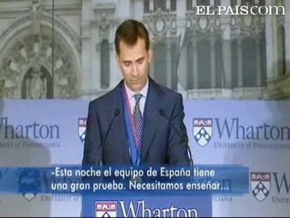 La familia real nunca pierde la ocasión de mostrar su apoyo a nuestro deporte. Esta mañana lo ha hecho el Príncipe Don Felipe. Recogía una distinción de la escuela de negocios Wharton. En el acto, ante un auditorio de alumnos estadounidenses, ha manifestado su esperanza en que mejore el juego de nuestra selección en el Mundial y ha terminado con un "Go Spain!"