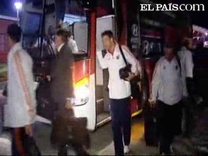 La Selección regresó a su 'cuartel general' de Potchefstroom tras lograr el pase a octavos frente a Chile. Dos horas de autobús y cuando llegaron al hotel de concentración, la plantilla se encontró con el caluroso recibimiento de los aficionados. Además, los empleados que les atienden en el hotel les deleitaron con unos bailes africanos. Los jugadores, tras el esfuerzo que habían realizado para acabar como primeros de grupo, agradecieron los ánimos. Ahora toca preparar el choque frente a la Portugal de Cristiano Ronaldo. <strong>Todo sobre la <a href="http://elpais-com.zproxy.org/deportes/futbol/mundial/seleccion/espana/">Selección Española</a> y el <a href="http://elpais-com.zproxy.org/deportes/futbol/mundial/">Mundial de Fútbol</a></strong>