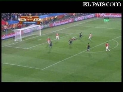El delantero de la selección española, David Villa, marca el gol que ha dado el pase a las semifinales del Mundial. <strong>Resúmenes y goles: <a href="http://www.elpais.com/deportes/futbol/mundial/videos/">Vídeos Mundial 2010</a></strong>