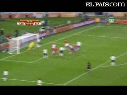 El defensa de la selección española, Puyol, marca de cabeza en un saque de esquina y mete a España en la Final del Mundial. <strong>Resumenes y goles: <a href="http://www.elpais.com/deportes/futbol/mundial/videos/">Vídeos Mundial 2010</a></strong>