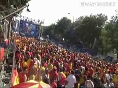 Miles de aficionados de la selección española de fútbol están llegando al emblemático paseo de Recoletos de Madrid donde se espera que unas 150.000 personas se reúnan esta tarde a ver a La Roja en la Final del Mundial de Fútbol de Sudáfrica, en las cuatro pantallas instaladas para la ocasión. <strong>Todo sobre el <a href="http://www.elpais.com/deportes/futbol/mundial/">Mundial de Fútbol</a></strong>