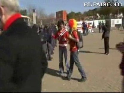 Los aficionados de las selecciones de Holanda y España ya están a las puertas del Soccer City, el estadio de Johannesburgo donde se disputará la final del Mundial de Sudáfrica 2010. <strong>Todo sobre el <a href="http://elpais-com.zproxy.org/deportes/futbol/mundial/">Mundial de Fútbol</a></strong>