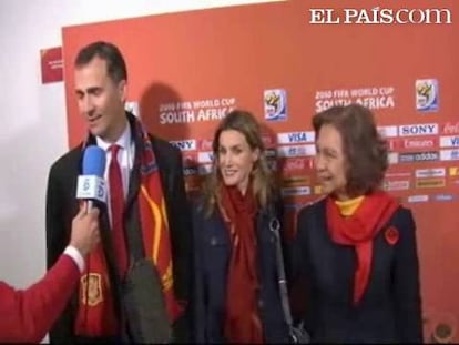 Los Príncipes de Asturias y la Reina Doña Sofía, presentes en el Soccer City de Johannesburgo, han querido felicitar a toda España por el triunfo de la Selección. Don Felipe ha dicho que ha sido algo "increíble, nos veía en penaltis y ese gol ha sido una bendición, Iniesta ha estado ahí y nos ha dado la gloria, pero el trabajo es de todo el equipo y son todos un tesoro". <strong><a href="http://www.elpais.com/deportes/futbol/mundial/">España Campeona del Mundial de Fútbol 2010</a></strong>