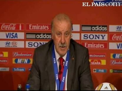 El seleccionador nacional Vicente Del Bosque ha comparecido ante la prensa tras el partido, en el que España se ha proclamado campeona del Mundo. Del Bosque ha querido constatar que ha supuesto para el equipo "una gran alegría". "Difícil pronunciar palabras, estaban contentísimos, yo creo que España, el país en general se merece este campeonato del mundo, que se sale de lo puramente deportivo. Vamos a celebrarlo bien, El público de todos los pueblos de España nos ha apoyado muchísimo y estamos contentísimos de haberles podido dar este triunfo". El seleccionador ha señalado que es un éxito que no piensan "singularizar" en ningún jugador. "Todos han sido campeones y es justo el premio que hemos recibido hoy". <strong><a href="http://www.elpais.com/deportes/futbol/mundial/">España Campeona del Mundial de Fútbol 2010</a></strong>