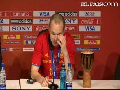 El jugador de la selección española de fútbol, Andrés Iniesta aseguró hoy tras hacer historia marcando el tanto que ha dado la victoria a la Selección Española contra Holanda en la final del Mundial de Sudáfrica en el estadio Soccer City de Johannesburgo (Sudáfrica), que "España merecía ganar este campeonato del mundo". Iniesta quiso hacer un homenaje al jugador fallecido Dani Jarque al descubrir una camiseta con una dedicatoria para su amigo. "Todavía no había podido hacerle un homenaje en el mundo del fútbol a Jarque, y la ocasión es espectacular", dijo el manchego. <strong><a href="http://www.elpais.com/deportes/futbol/mundial/">España Campeona del Mundial de Fútbol 2010</a></strong>