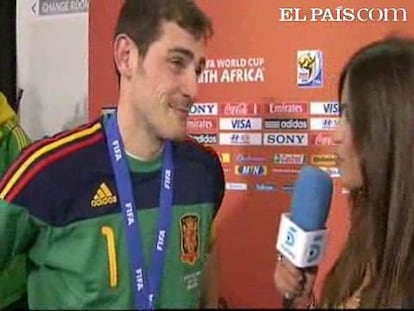 Tras acabar el partido, el capitán no ha podido evitar dar un beso a su novia, Sara Carbonero, mientras esta le entrevistaba. <strong><a href="http://www.elpais.com/deportes/futbol/mundial/">España Campeona del Mundial de Fútbol 2010</a></strong>