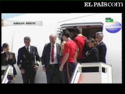 El combinado español, encabezados por el capitán, Iker Casillas, y el seleccionador, Vicente del Bosque, aterriza en Barajas e inicia su celebración. <strong><a href="http://www.elpais.com/deportes/futbol/mundial/">España Campeona del Mundial de Fútbol 2010</a></strong>