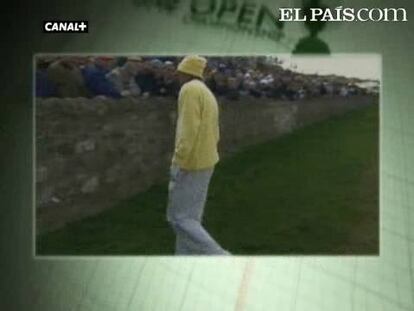 El español saca una bola imposible pegando contra el muro.- Más información en plus.es/golf-