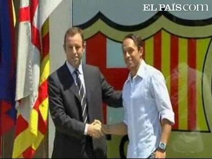 Adriano ya es oficialmente jugador del Barcelona. El jugador brasileño que ha fichado por los azulgrana para los próximos cuatro años y llevará el dorsal 21, que ha dejado Chigrinsky. Del futbolista brasileño es conocida su polivalencia, porque puede jugar de lateral por las dos bandas y también de extremo izquierdo. Adriano ya ha estampado su firma en el contrato y el lunes se pondrá a las órdenes de Guardiola. Es el primer fichaje de la era Sandro Rosell para reforzar la plantilla azulgrana.