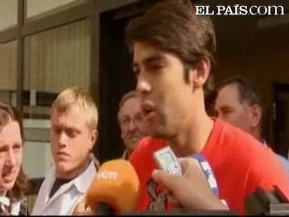 Kaká fue dado de alta en la tarde de este viernes y viajó a la capital de España en un vuelo privado. El jugador del Real Madrid hizo sus primeras declaraciones en las que se mostraba "triste" pero aseguró que "trabajará duro para volver".El internacional brasileño no sabía que su lesión fuese tan grave. "Tenía molestias en la rodilla desde la temporada pasada, antes incluso de jugar el Mundial, pero no sabía que era grave"."Como estaba en tratamiento de pubalgia pensamos que era eso y podía tener un desequilibrio muscular. Los médicos sabían que yo tenía ese dolor. Todos lo sabíamos pero pensamos que era la pubalgia", indicó el '8' madridista.