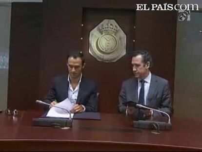 Ricardo Carvalho llega al Santiago Bernabéu para fortalecer la defensa, tal y como pidió José Mourinho nada más incorporarse a la disciplina del Real Madrid. El veterano jugador portugués llega a la Casa Blanca procedente del Chelsea londinense, al que Florentino Pérez ha tenido que pagar 8 millones de euros, más otros dos que se harán efectivos si se cumplen los objetivos. El luso, que ya estuvo a las órdenes de Mourinho en el Oporto y en los 'blues', ha pasado satisfactoriamente el reconocimiento médico y ha firmado su nuevo contrato en las oficinas del Santiago Bernabéu, bajo la atenta mirada de Jorge Valdano. 'Riccy' llega a Concha Espina con la misión de aportar su experiencia a un grupo predominantemente joven, tarea que hasta la pasada temporada correspondía a Raúl y a Guti. Carvalho tiene todas consigo para entrar en la lista de convocados para el partido que enfrentará al Real Madrid frente al Bayern de Munich.