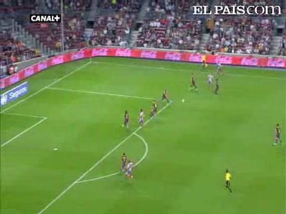 Un remate de David Villa resuelve un mal partido del Barcelona ante un juguetón Sporting. <strong><a href="http://www.elpais.com/buscar/liga-bbva/videos">Vídeos de la Liga BBVA</a></strong>