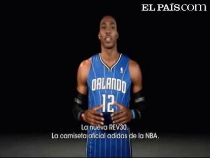 El futbolista español David Villa y el pívot de Orlando Magic, Dwight Howard protagonizan el último spot publicitario de una conocida marca deportiva en la que ambos deportistas cambian de camiseta.El jugador de la NBA asistió al Mundial de fútbol de Sudáfrica donde se sorprendió por cómo los jugadores se cambian las camisetas al final de los partidos, y ha querido imitarlo de esta forma, aunque la elástica de la selección española le queda un poco ajustada.En el anuncio, Villa demuestra, ante la sorpresa de Howard, que también sabe manejarse con un balón de basket.