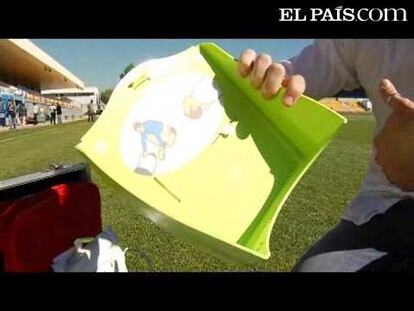 El médico del Alcorcón, Javier Soro, explica el funcionamiento del aparato electrónico portátil