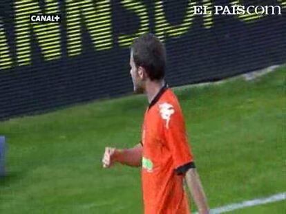Un gol del madrileño y otro del onubense dieron una importante victoria al Sevilla, que iguala con el Valencia en la quinta posición. <strong><a href="http://www.elpais.com/buscar/liga-bbva/videos">Vídeos de la Liga BBVA</a></strong>