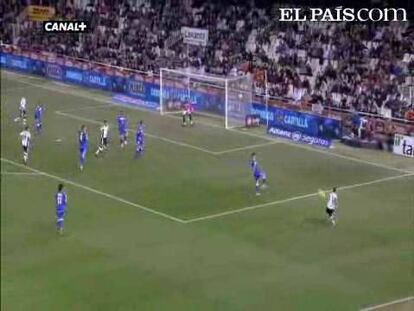 El equipo de Emery vence cómodamente al Getafe en Mestalla y regresa a la zona de Liga de Campeones. Tino Costa y David Navarro fueron los goleadores valencianistas. El equipo de Míchel anduvo perdido y sin ritmo.<strong><a href="http://www.elpais.com/buscar/liga-bbva/videos">Vídeos de la Liga BBVA</a></strong>