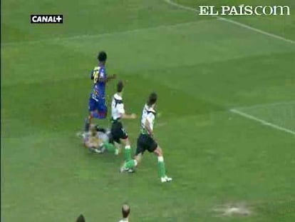 Caicedo sortea en dos goles a Toño y da el triunfo al Levante, que sale del descenso.<strong><a href="http://www.elpais.com/buscar/liga-bbva/videos">Vídeos de la Liga BBVA</a></strong>