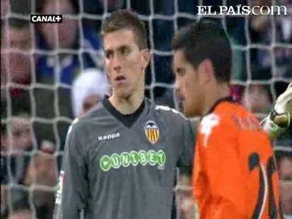 Mourinho se defiende ante un Valencia raquítico y Cristiano Ronaldo acude al rescate. <strong><a href="http://www.elpais.com/buscar/liga-bbva/videos">Vídeos de la Liga BBVA</a></strong>