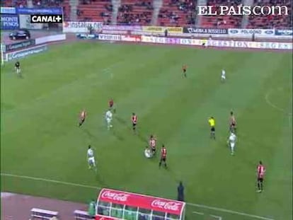 El extremo catalán, Serrano, concede el triunfo al Racing en Mallorca. <strong><a href="http://www.elpais.com/buscar/liga-bbva/videos">Vídeos de la Liga BBVA</a></strong>