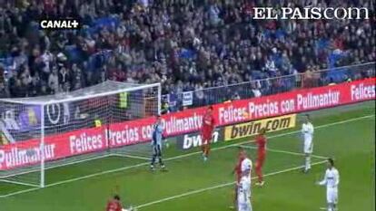 Un gol del argentino Di María cuando el Madrid jugaba con uno menos permite a los de Mourinho seguir cerca del Barça. <strong><a href="http://www.elpais.com/buscar/liga-bbva/videos">Vídeos de la Liga BBVA</a></strong>