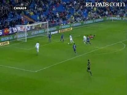 El Madrid endosa una goleada histórica al Levante con una formación más ofensiva que potenció la eficacia de Benzema. <strong><a href="http://www.elpais.com/buscar/copa-del-rey-futbol/videos">Vídeos de la Copa del Rey de fútbol</a></strong>