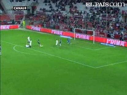 El Sevilla, conducido por un gran Romaric, remonta ante el Málaga en un encuentro marcado por los graves errores en defensa. <strong><a href="http://www.elpais.com/buscar/copa-del-rey-futbol/videos">Vídeos de la Copa del Rey de fútbol</a></strong>