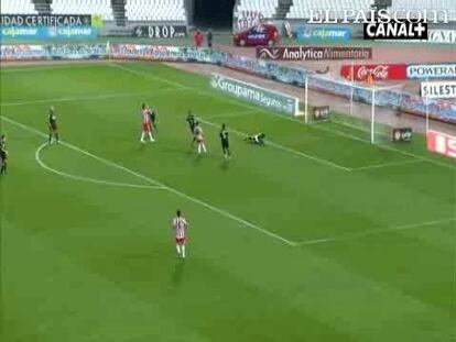 Un gol en propia puerta da ventaja al conjunto andaluz ante un Deportivo muy gris. <strong><a href="http://www.elpais.com/buscar/copa-del-rey-futbol/videos">Vídeos de la Copa del Rey de fútbol</a></strong>