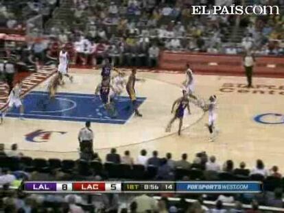 La tangana de los Lakers en el duelo californiano. Los Clippers se imponen en el Staples Center ante los Lakers (92-99) en un partido que contó con un tenso final. Eric Gordon guió el triunfo con 30 puntos. Para los Lakers Kobe firmó 27 tantos, mientras que Pau Gasol aportó 13. <strong><a href="http://www.elpais.com/buscar/nba/videos">Vídeos de la NBA</a></strong>