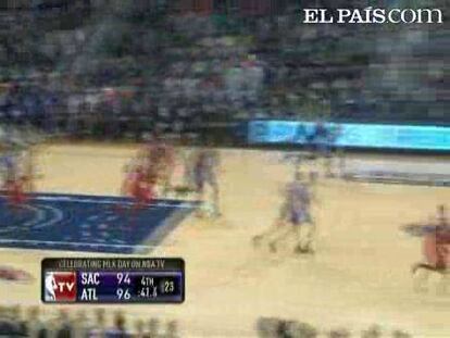 Joe Johnson asegura con sus 36 puntos, dos de ellos a menos de un segundo para el final, la victoria para los Hawks contra Sacramento (100-98). <strong><a href="http://www.elpais.com/buscar/nba/videos">Vídeos de la NBA</a></strong>