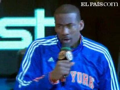 Los de Phoenix derrotan a los Kniks de Nueva York, a pesar de la gran actuación del ala-pivot. Vince Carter se luce en el triunfo de los Suns con 29 puntos y 12 rebotes. <strong><a href="http://www.elpais.com/buscar/nba/videos">Vídeos de la NBA</a></strong>
