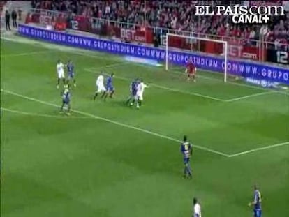 El equipo andaluz recupera la mejor versión de Luis Fabiano para golear al Levante con la vista puesta en su duelo con el Real Madrid. <strong><a href="http://www.elpais.com/buscar/liga-bbva/videos">Vídeos de la Liga BBVA</a></strong> 