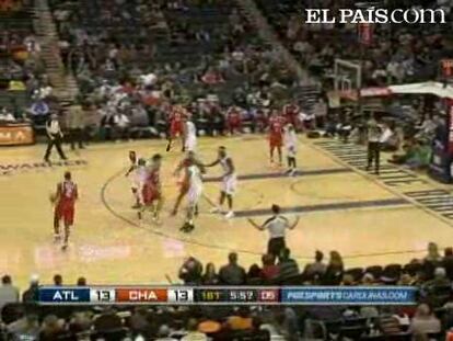 Un día después de sufrir una derrota histórica, el escolta Joe Johnson logra 32 puntos y dirige la victoria de Hawks de Atlanta sobre los Bobcats de Charlotte (87-103). <strong><a href="http://www.elpais.com/buscar/nba/videos">Vídeos de la NBA</a></strong>