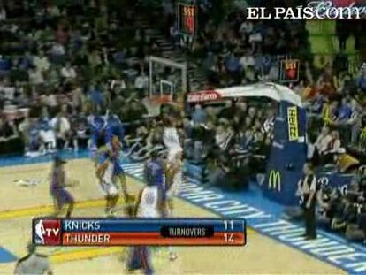 El alero Kevin Durant anotó 30 puntos, incluido un triple en el momento en que concluía el tiempo reglamentario, para liderar a los Thunder de Oklahoma City al triunfo por 101-98 sobre los Knicks de Nueva York, que perdieron el sexto partido consecutivo. <strong><a href="http://www.elpais.com/buscar/nba/videos">Vídeos de la NBA</a></strong>