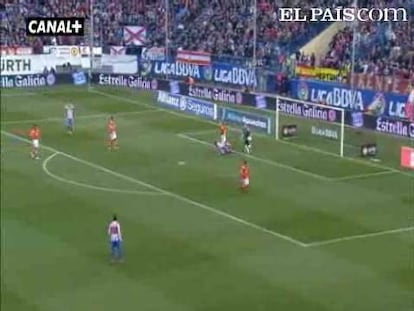 Dos goles del valencianista Joaquín hacen inútil el tanto inicial de Reyes. <strong><a href="http://www.elpais.com/buscar/liga-bbva/videos">Vídeos de la Liga BBVA</a></strong> 