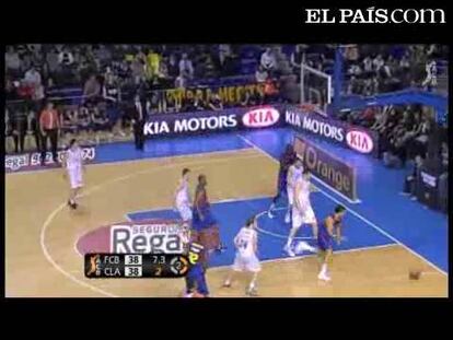 El jugador del FC Barcelona anotó a 5 metros, desde la línea de fondo y sin ángulo, al filo del descanso del choque entre el Regal FC Barcelona y el Caja Laboral correspondiente a la jornada 22 de la liga ACB. <strong><a href="http://www.elpais.com/buscar/acb/videos">Vídeos de la ACB</a></strong> 