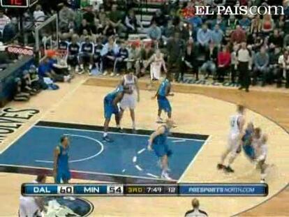 Kevin Love logró una de las proezas de la temporada al sumar su 51º doble doble de manera consecutiva. Consiguió 23 puntos y 17 rebotes, pero los Timberwolves perdieron ante Dallas por 105-108. <strong><a href="http://www.elpais.com/buscar/nba/videos">Vídeos de la NBA</a></strong>