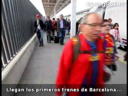 Los trenes AVE procedentes de Madrid y Barcelona han ido dejando durante toda la jornada en Valencia oleadas de aficionados de los dos equipos que esta noche se juegan la final de la Copa del Rey