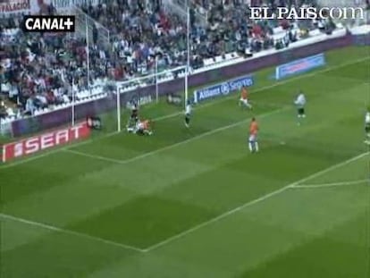 Los de Pellegrini se imponen en El Sardinero con goles de Julio Baptista y Seba Fernández. <strong><a href="http://www.elpais.com/buscar/liga-bbva/videos">Vídeos de la Liga BBVA</a></strong> 